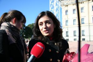 Nyutnevnt kulturminister på slottsplassen 21. september 2012 (Foto: KUD/Wenche Nybo)