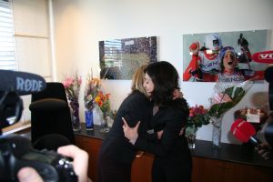 Avtroppende kulturminister Anniken Huitfeldt og påtroppende kulturminister Hadia Tajik  under nøkkeloverrekkelsen 21. september 2012