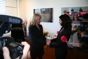 Avtroppende kulturminister Anniken Huitfeldt og påtroppende kulturminister Hadia Tajik  under nøkkeloverrekkelsen 21. september 2012