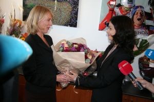 Avtroppende kulturminister Anniken Huitfeldt og påtroppende kulturminister Hadia Tajik  under nøkkeloverrekkelsen 21. september 2012.