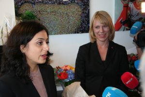 Avtroppende kulturminister Anniken Huitfeldt og påtroppende kulturminister Hadia Tajik  under nøkkeloverrekkelsen 21. september 2012.