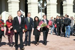 Nyutnevnt kulturminister Hadia Tajik på slottsplassen 21. september 2012.