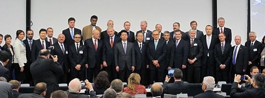 <p>Statssekretær Gry Larsen sammen med FN-sjef Ban Ki-moon og utenriksministre som støtter Prøvestansavtalen. Foto: CTBTO