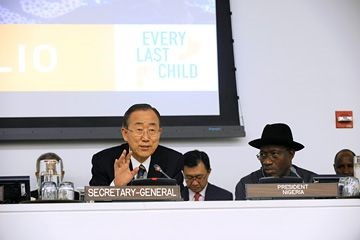 Verden har nå en sjelden sjanse til å utrydde polio. FNs generalsekretær Ban Ki-moon deltok, sammen med blant andre Nigerias president Goodluck Jonathan. UN Photo/Jennifer S Altman