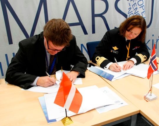 Ekspedisjonssjef Elisabeth Natvig signerte for Norge på MARSUR-programmet