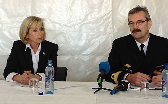 Defence Minister Anne-Grete Strøm-Erichsen and force commander Henning Amundsen