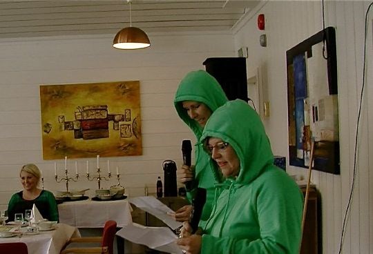 Prosjektledere Ann Kristin Eide og Anne Røymestad ikledd sine karakteristiske grønne prosjektklær på Kick-off for Saman om ein betre kommune i Jondal.  