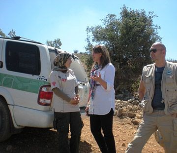 Statssekretær Gry Larsen på besøk hos Norsk Folkehjelps mineryddere i Libanon i september 2011. Foto: May Toneim, UD.