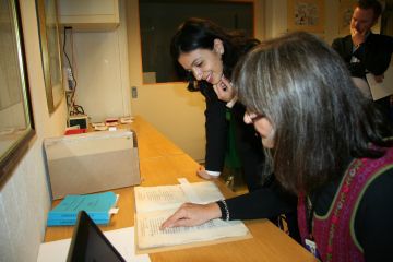 Kulturminister Hadia Tajik ser på vedtak og regnskap for heksebrenning.