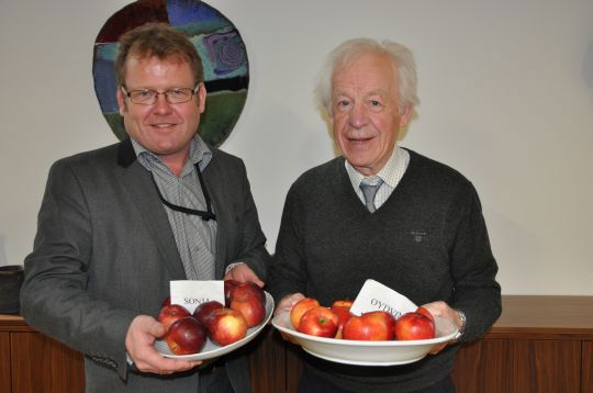 : Statssekretær i Landbruks- og matdepartementet Harald Oscar Buttedahl og forsker Johannes Øydvin. 