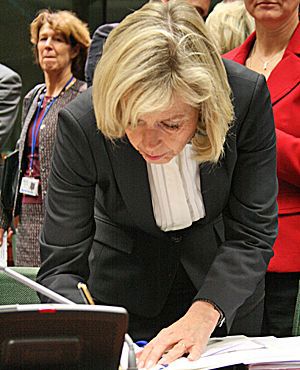 Forsvarsminister Anne-Grete Strøm-Erichsen signerer intensjonsavtalen om flysamarbeid
