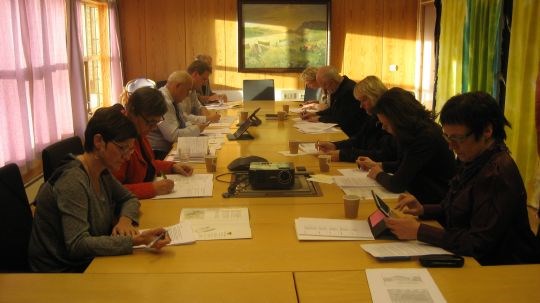 Deltagere i dyp konsentrasjon om gruppearbeidet på temadagen i Brønnøy.