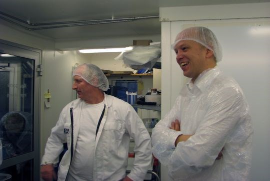 Ministeren på vitjing hjå osteprodusent Jørn Hafslund på Krokeide i Bergen.