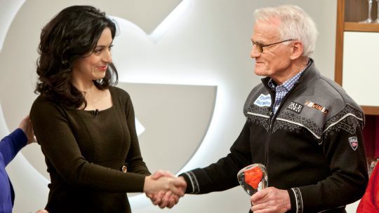Kulturminister Hadia Tajik overrekker Frivillighetsprisen 2012 til Helge Brekke.