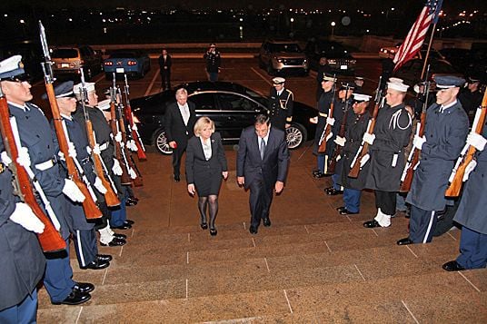 Forsvarsminister Anne-Grete Strøm-Erichsen mottas av USAs forsvarsminister Leon Panetta