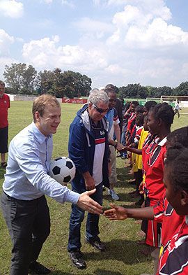 Utviklingsministeren og landslagssjefen i Zambia.