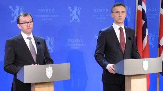 Statminister Jens Stoltenberg og utenriksminister Espen Barth Eide står bak hver sin talerstol.