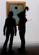 To jenter i siluett ser på et maleri. Foto: Astrid Westvang