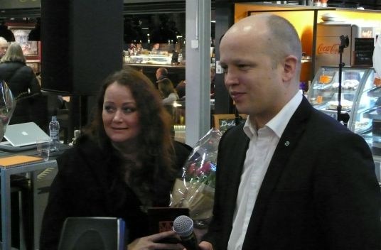 Vinner av konkurransen Anne Merete Langeland og landbruks- og matminister Trygve Slagsvold Vedum under prisutdelingen.