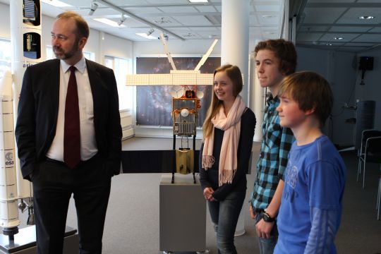 Nærings- og handelsminister Trond Giske kommer med stortingsmelding om norsk romvirksomhet denne våren. Her på Norsk romsenter i samtale med elevene Madeleine Malling Breen, Markus Bjørnbeth og Martin Enoksen Halleland fra Hundsund ungdomsskole.