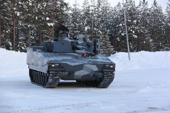 Statssekretær Thorshaug prøvekjører CV90 i Örnsköldsvik, 19.02.13