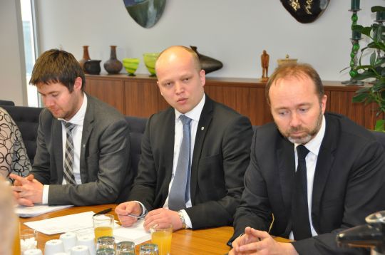 Statssekretær i Samferdselsdepartementet Geir Pollestad, landbruks- og matminister Trygve Slagsvold Vedum og nærings- og handelsminister Trond Giske før møtet i dag. 