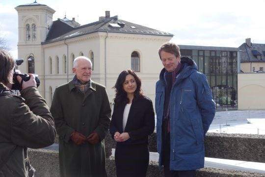 Ved Vestbanetomta, administrerende direktør i Statsbygg Øivind Christoffersen, kulturminister Hadia Tajik og direktør ved Nasjonalmuseet Audun Eckhoff (Foto: KUD/Tove Tennbakk)