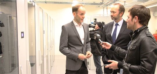 Statsmetereolog Terje Alsvik Walløe og nærings- og handelsminister Trond Giske blir intervjuet av P4