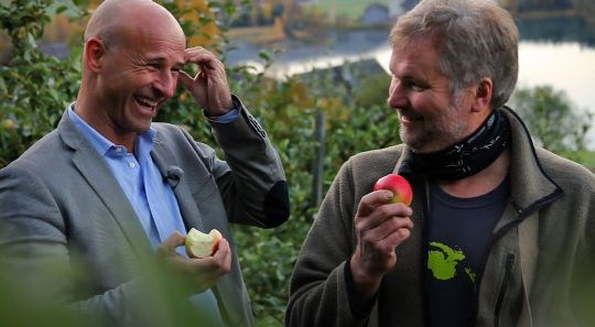 Richard Juhlin og siderbonde Asbjørn Børsheim på besøk i frukthagen. 