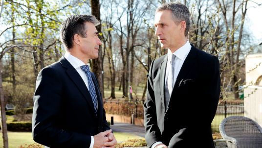 Oslo, 8. mai 2013: Statsminister Jens Stoltenberg tar i mot NATOs generalsekretær Anders Fogh Rasmussen til frokostmøte i statsministerboligen.