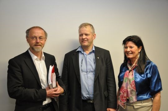 Fra venstre: Statens forhandlingsleder Leif Forsell,  leder i Norges Bondelag Nils T. Bjørke og  leder i Norsk Bonde- og Småbrukarlag Merete Furuberg. 