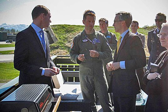 Statssekretær Eirik Øwre Thorshaug og britisk statssekretær Andrew Murrison på flystasjonen