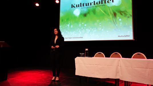 Kulturminister Hadia Tajik holder innlegg på innspillsseminaret i Aust-Agder i Arendal kulturhus 15. mai. 