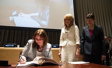 Statssekretær Gry Larsen signerer avtalen