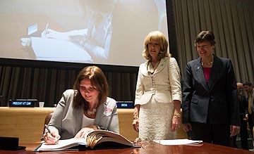 Statssekretær Gry Larsen signerer FNs våpehandelsavtale på vegne av Norge i New York 3. juni.