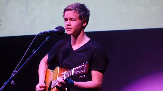  Jostein Brunvær Steffensen fra Bodø sang og spilte gitar på innspillsseminaret i Nordland 7. juni 2013