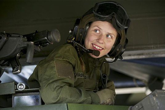 Norge innfører verneplikt for begge kjønn.