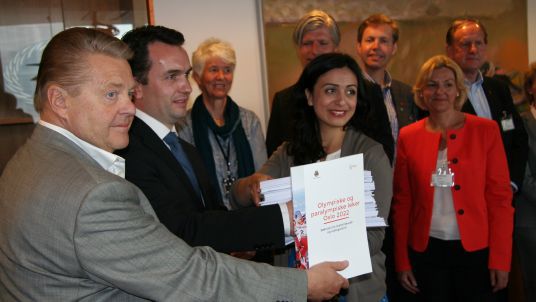 Overrekkelse av OL-søknad om statsgaranti Oslo 2022. Børre Rognlien, Stian Berger Røsland, Hadia Tajik og Eli Grimsby.
