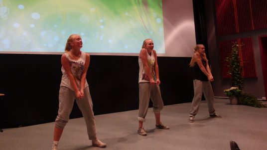 Dans ved Maria Muri Reed, Embla Akselberg og Ingrid Skråland Lia på innspillsseminaret på Gullbring Kulturanlegg i Bø i Telemark 18. juni 2013.