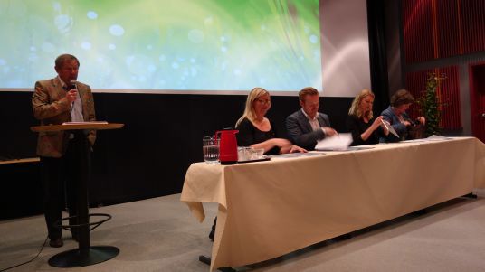 Fylkeskultursjef Geir Berge Nordtveit styrte ordet under innspillsseminaret på Gullbring Kulturanlegg i Bø i Telemark 18. juni 2013.