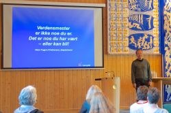 Jon Gangdal holdt et inspirerende foredrag om samarbeid og laginnsats på Kick-off for arbeidslagene i Sørum kommune