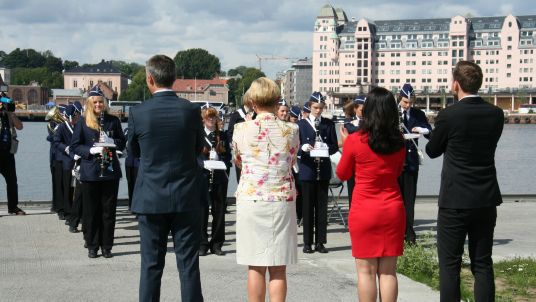 Lansering av det nye kulturløftet 11. august 2013. Statsminister Jens Stoltenberg, statsråd Hadia Tajik, statsråd Liv Signe Navarsete og SV-leder Audun Lysbakken hører på Bøler og Nøklevann Musikkorps.
