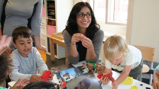 Kulturminister Hadia Tajik sammen med barn i Kampen kunstbarnehage.