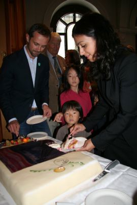 Byråd for kultur og næring Hallstein Bjercke og kulturminister Hadia Tajik deler ut Skrik-kake til publikum ved Munch-utstillingen i Nasjonalgalleriet 29. aug 2013.  