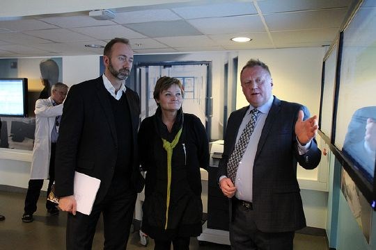 Næringsminister Trond Giske og fornyingsminister Rigmor Aasrud får omvisning av gründer Morten Andresen i Imatis