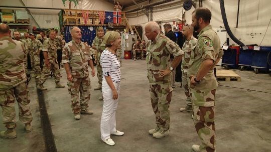 Forsvarsministeren møtte soldater og offiserer på besøket i Mazar-e Sharif