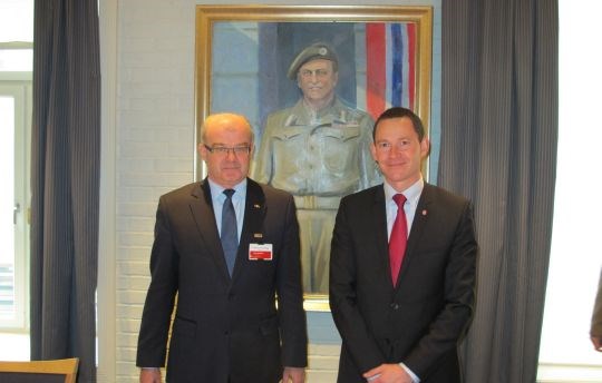 Den polske statssekretæren Waldemar Skrzypczak møtte statssekretær Eirik Øwre Thorshaug for å drøfte utvida samarbeid mellom Noreg og Polen innan forsvarsmateriell og forsvarsindustri.