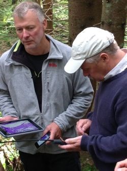 Skogbruksleder Geir Jacobsen, Viken skog og skogbrukssjef Ole Kr. Furulund i Lardal kommune tester den digitale skogbruksplanen i felt.
