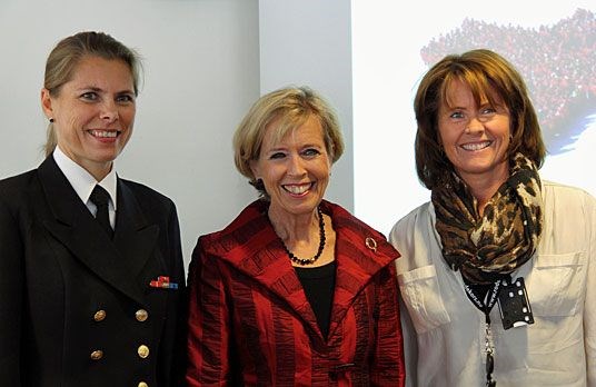 Sjef Forsvarets høyskole Louise Dedichen, forsvarsminister Anne-Grete Strøm-Erichsen og generalsekretær i Røde Kors, Åsne Havnelid.