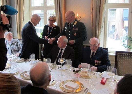 Forsvarsministeren  overrakte sølvfat til samtlige åtte inviterte krigsveteraner og Deltakermedaljen samt diplom signert kong Harald til fem av dem de nålevende fra Osvald-gruppa.